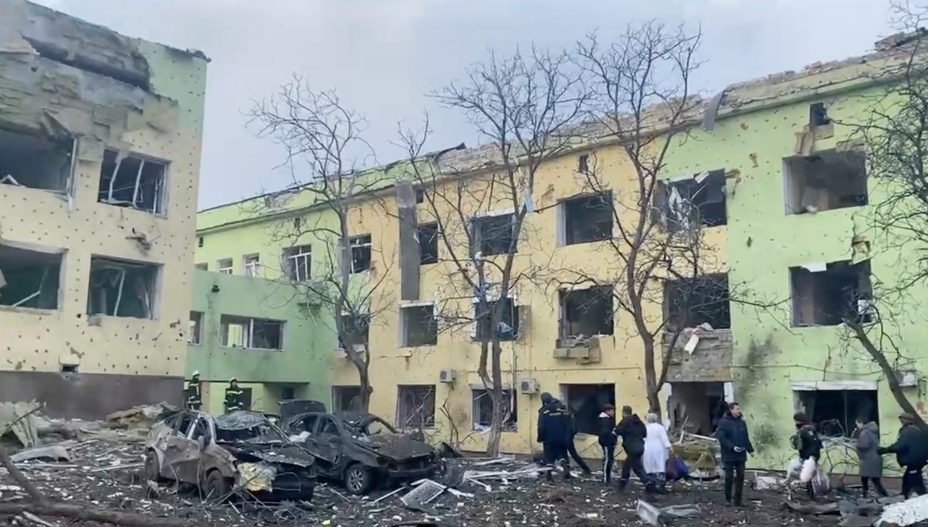Страшные последствия авианалета российских фашистов на Мариуполь: видео извне и изнутри больницы