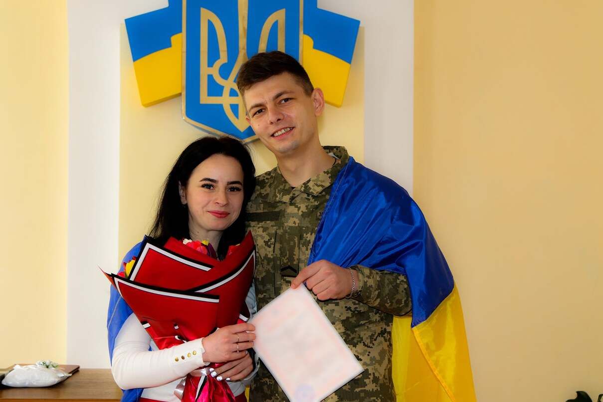 Кремль зірвав весілля українського захисника 24 лютого: його відзначили на фронті - 24 Канал