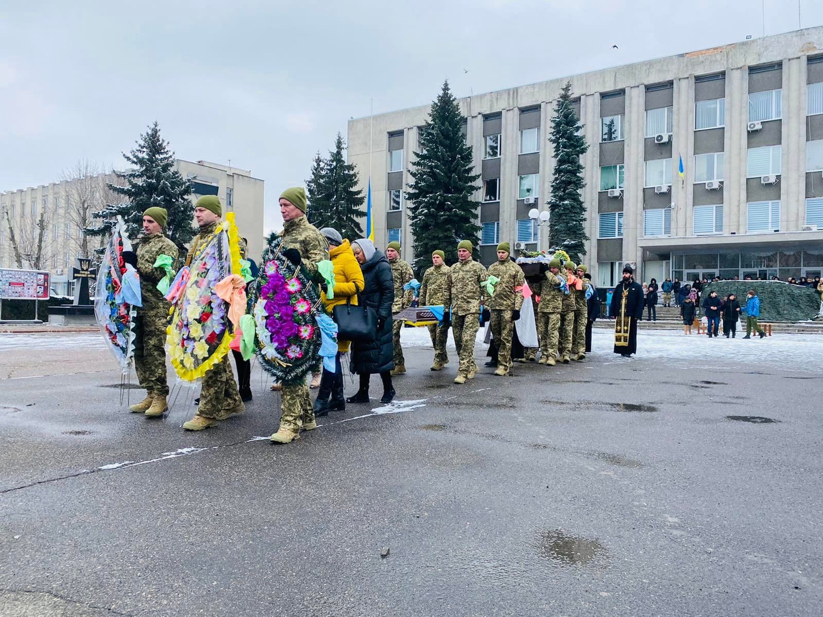 На Черкащині попрощались із 4 військовими, які загинули захищаючи Київ від російських окупантів - 24 Канал