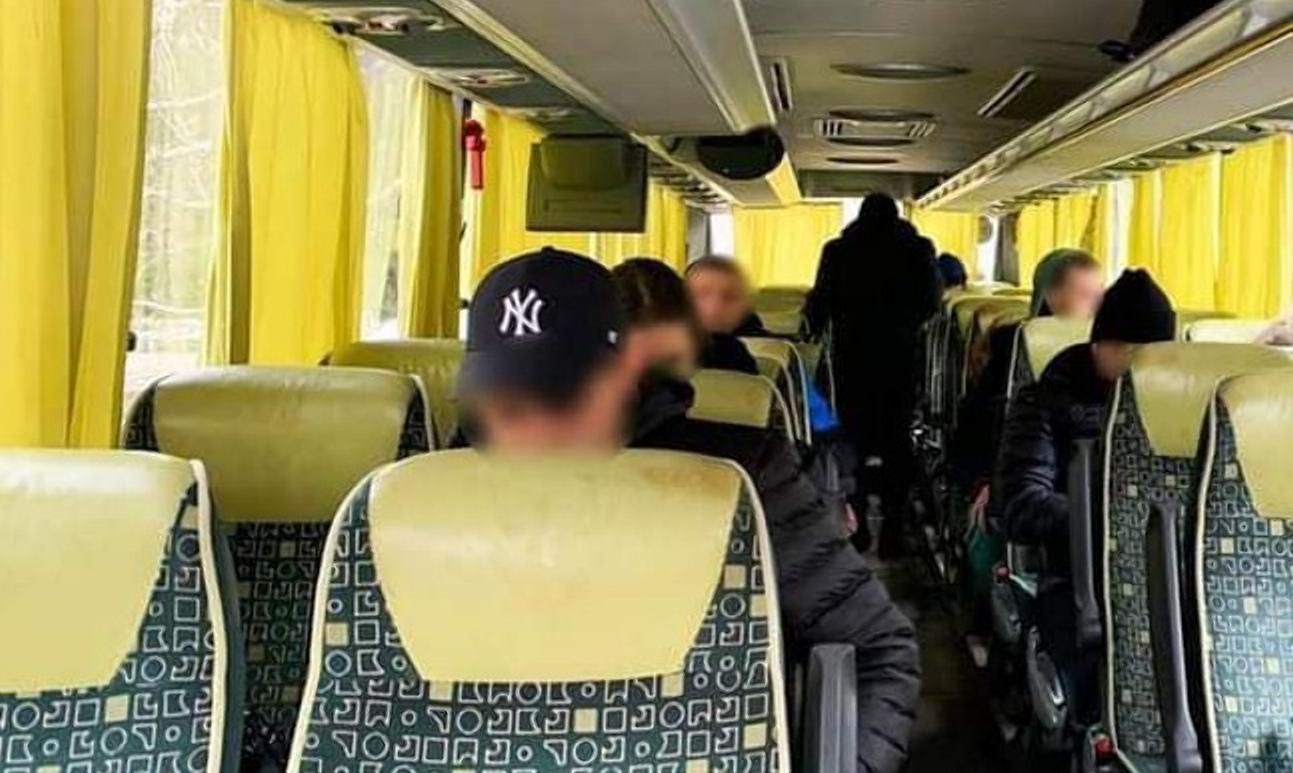 "Бізнесмен" організував незаконний перетин чоловіків за кордон та отримав 100 тисяч доларів - 24 Канал "Бізнесмен" організував незаконний перетин чоловіків за кордон та отримав 100 тисяч доларів - 24 Канал