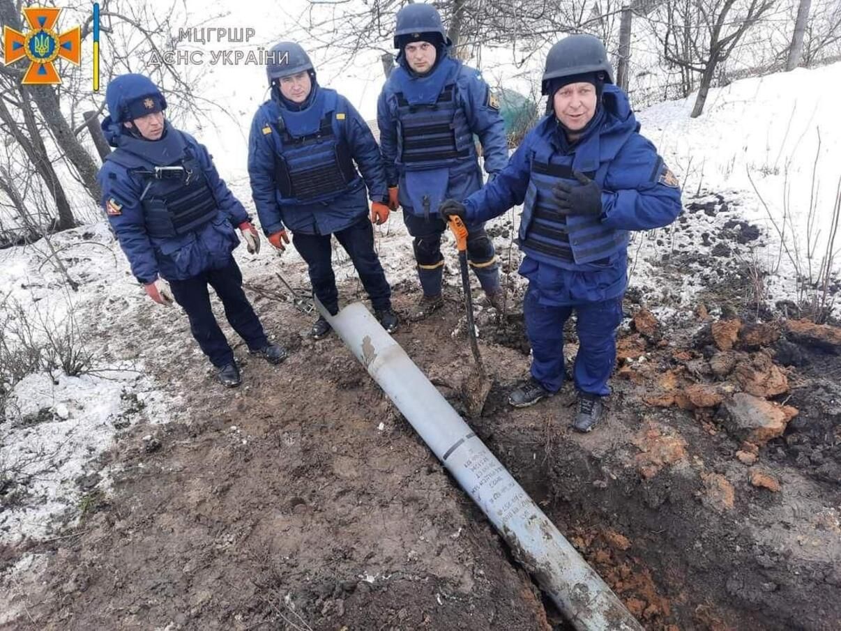 Саперы обезвреживают снаряд от "Урагана" на Харьковщине