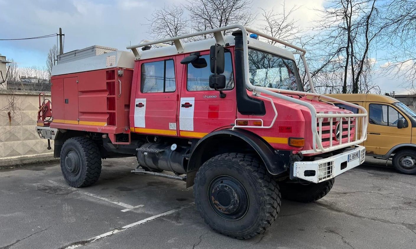 Одесса получила от Марселя пожарную машину Mercedes Unimog для тушения огня в сложных условиях