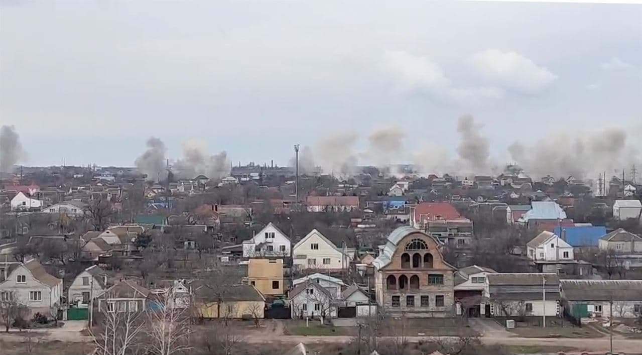 Момент попадання снаряду в житловий будинок у Миколаєві: жахливе відео - 24 Канал