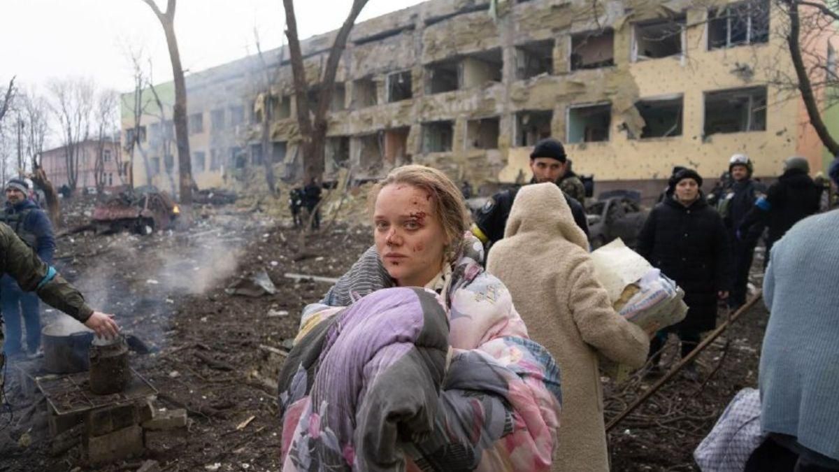 Авиаудар по больнице в Мариуполе: опубликовали ужасные фото