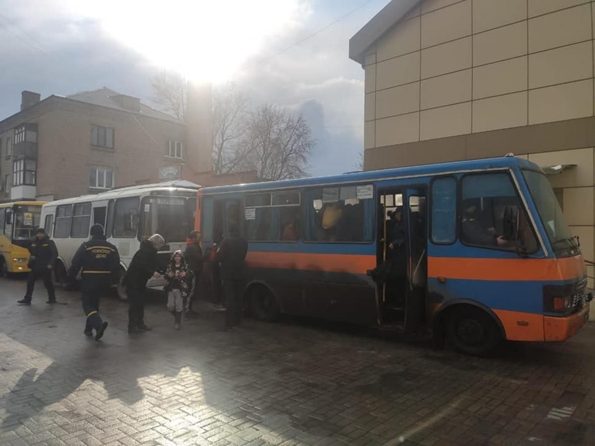 З Волновахи евакуювали 143 людини, серед яких 42 дитини - 24 Канал З Волновахи евакуювали 143 людини, серед яких 42 дитини - 24 Канал