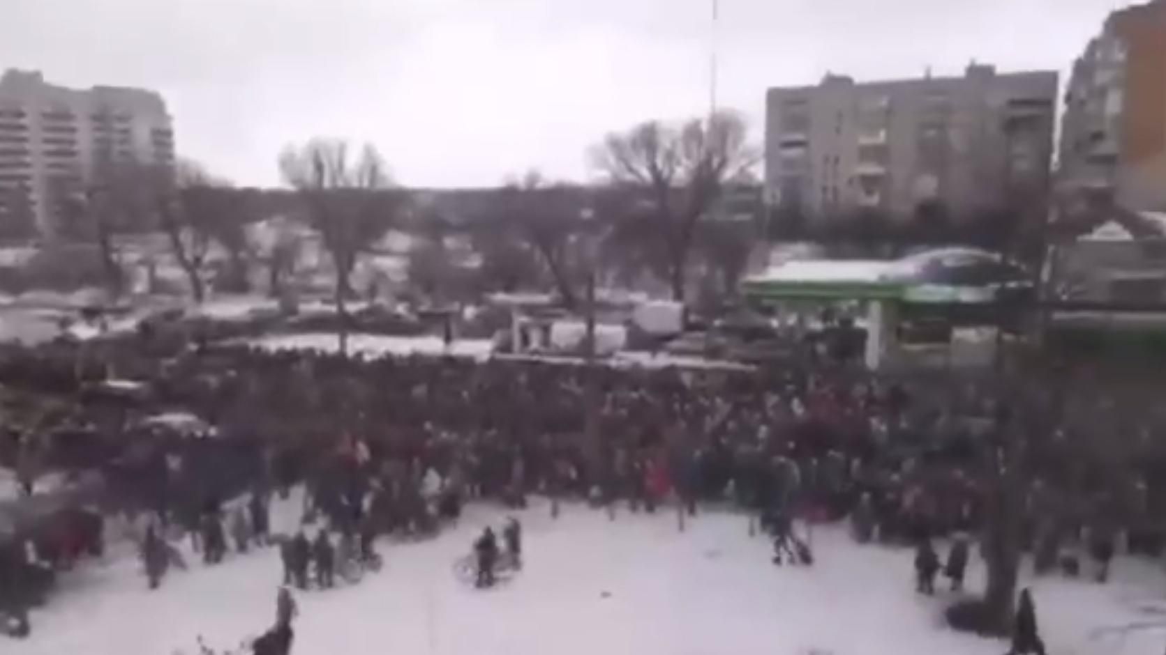 В Сумах образовались огромные очереди к "зеленым коридорам" В Сумах образовались огромные очереди к "зеленым коридорам"