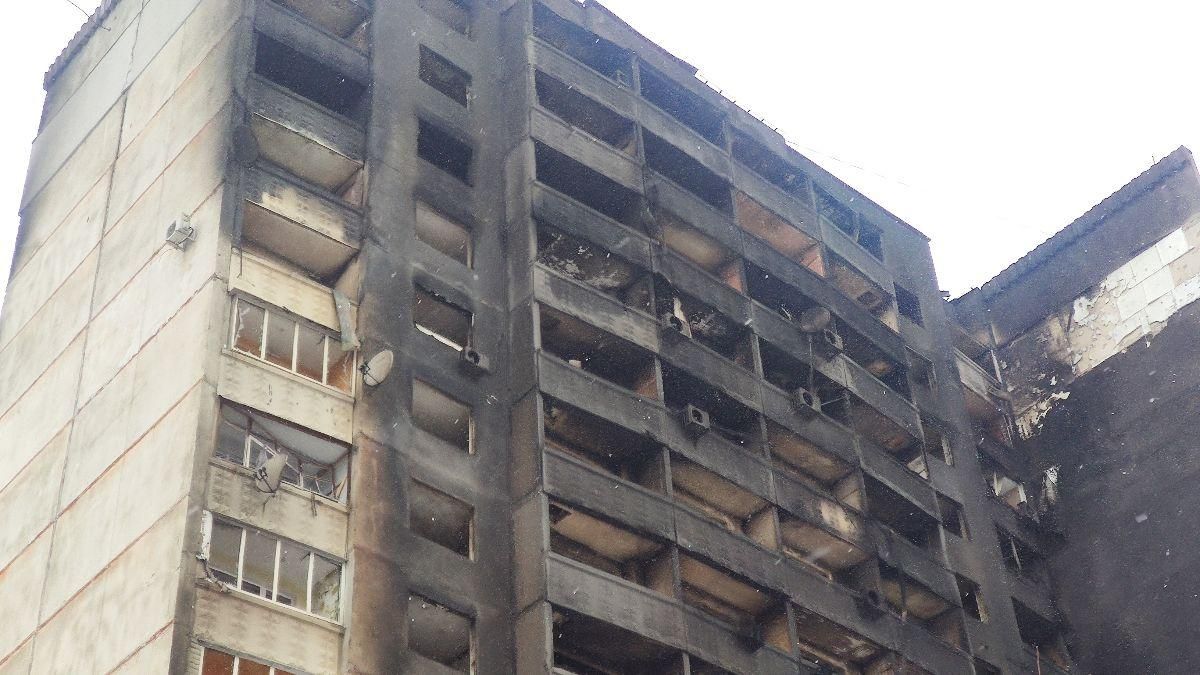 Пожарища вместо домов и дыры от снарядов: фото и видео обстреляной Салтовки Пожарища вместо домов и дыры от снарядов: фото и видео обстреляной Салтовки