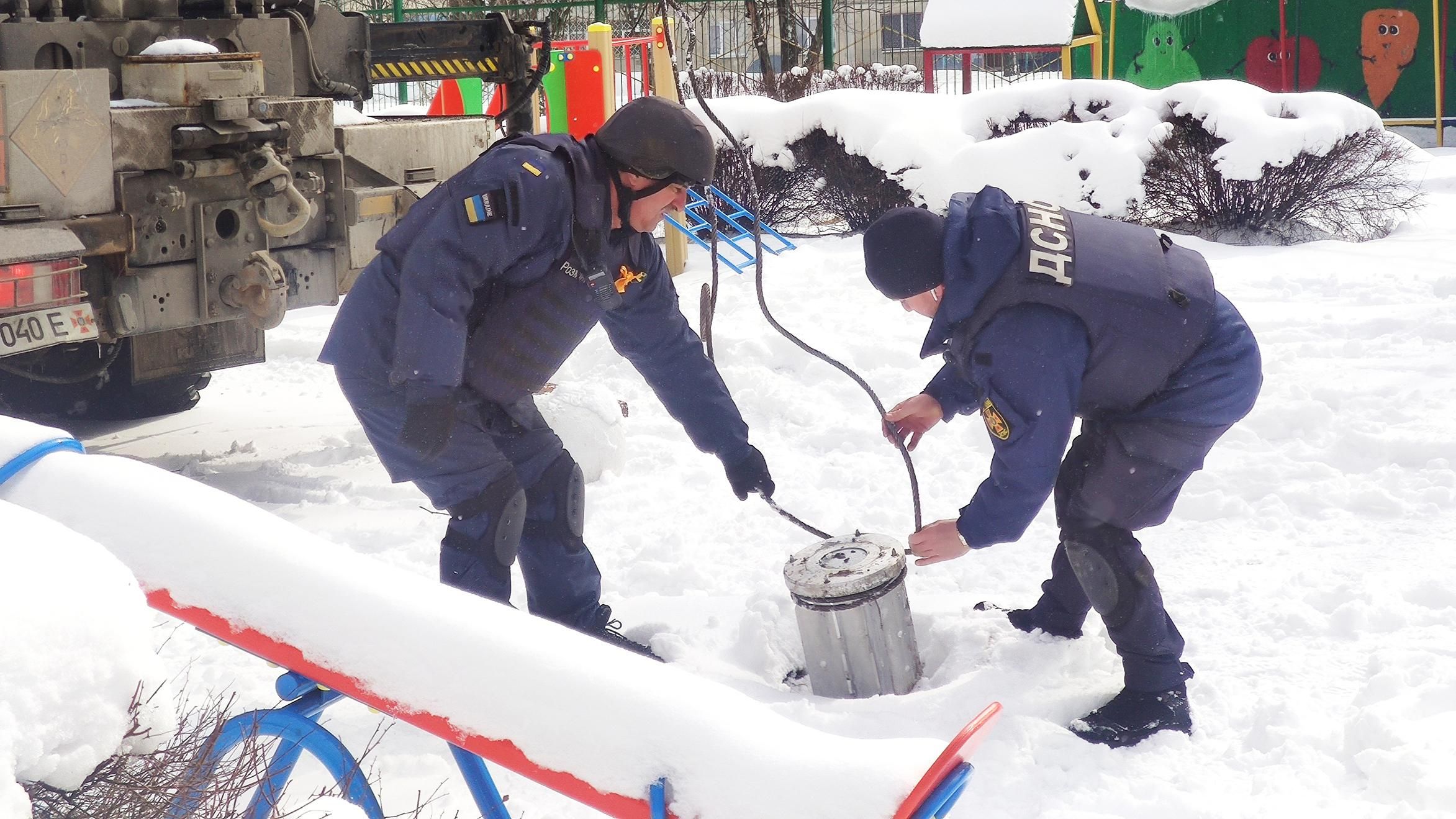 Чим російські окупанти обстрілювали Харків: сапери показали купу залізяччя - Харків Чим російські окупанти обстрілювали Харків: сапери показали купу залізяччя - Харків