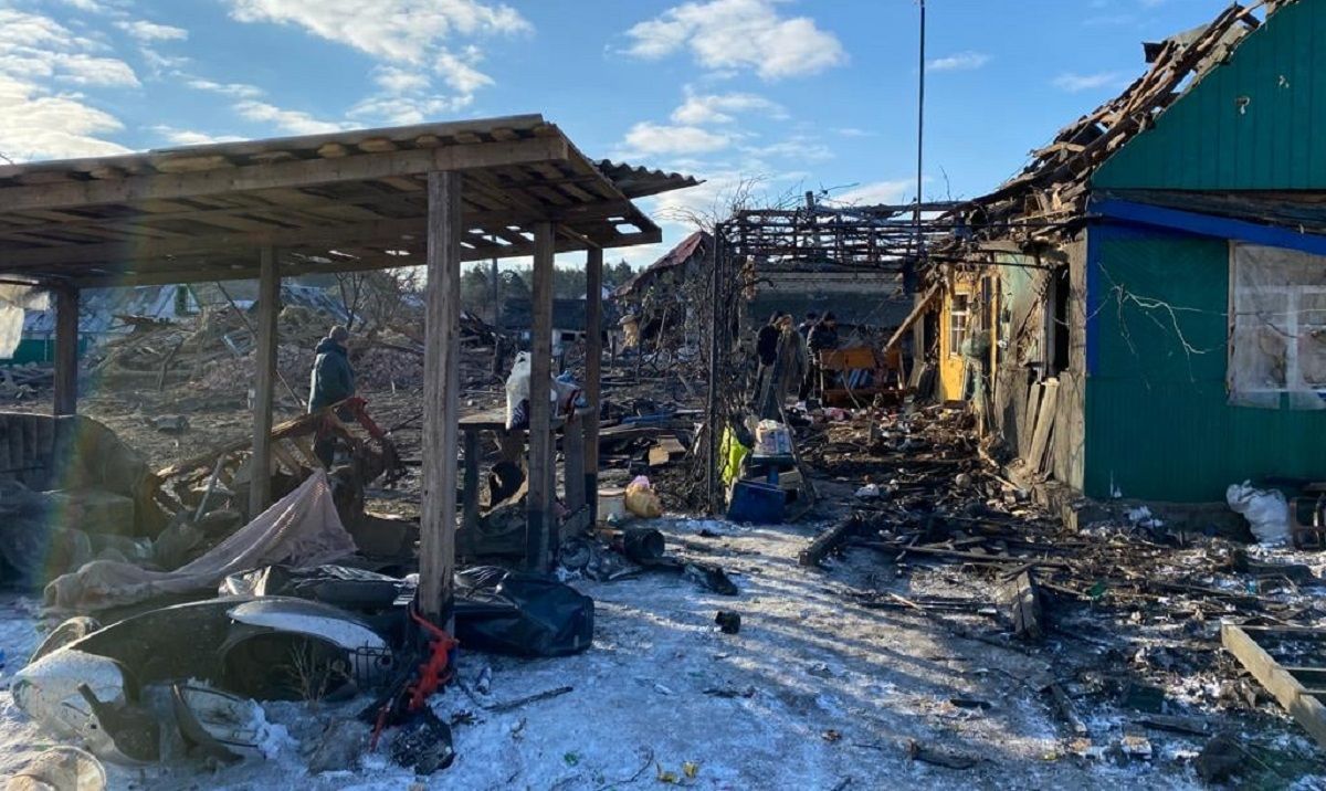 Авиаудар по Песковке в Киевской области уничтожил 9 домов: есть жертвы и раненые