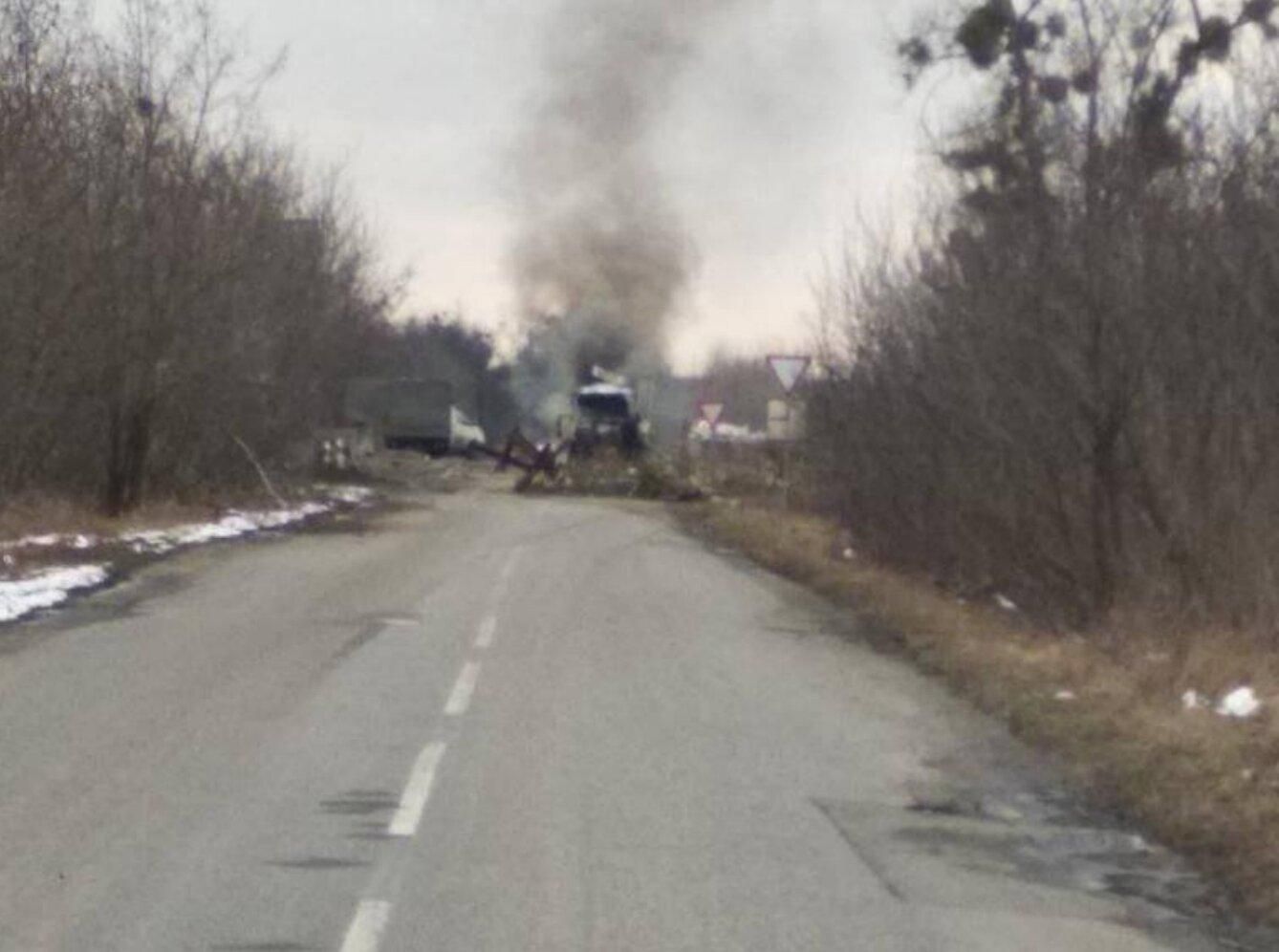 Оккупанты из танка выстрелили в автомобиль медика-волонтера, который вез лекарства в Житомир