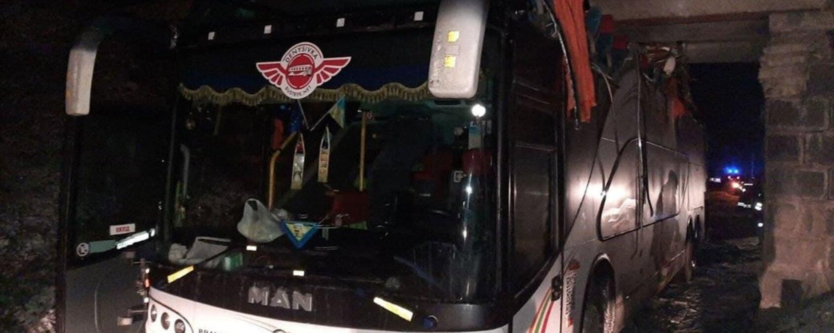 Евакуаційний автобус потрапив у нищівну ДТП на Черкащині: є травмовані - 24 Канал