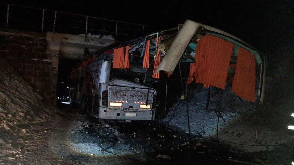 Эвакуационный автобус попал в сокрушительное ДТП в Черкасской области: есть травмированные