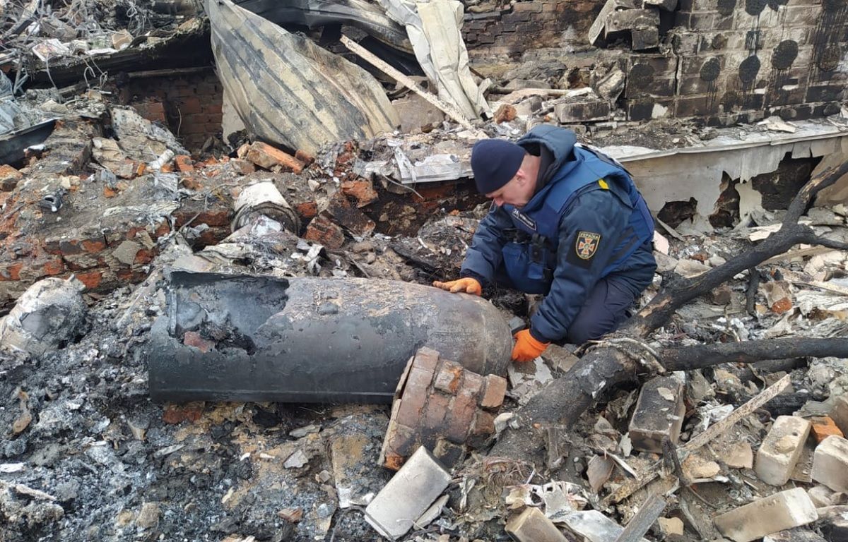 Міцні нерви: як рятувальники знешкоджують гігантські бомби росіян - 24 Канал