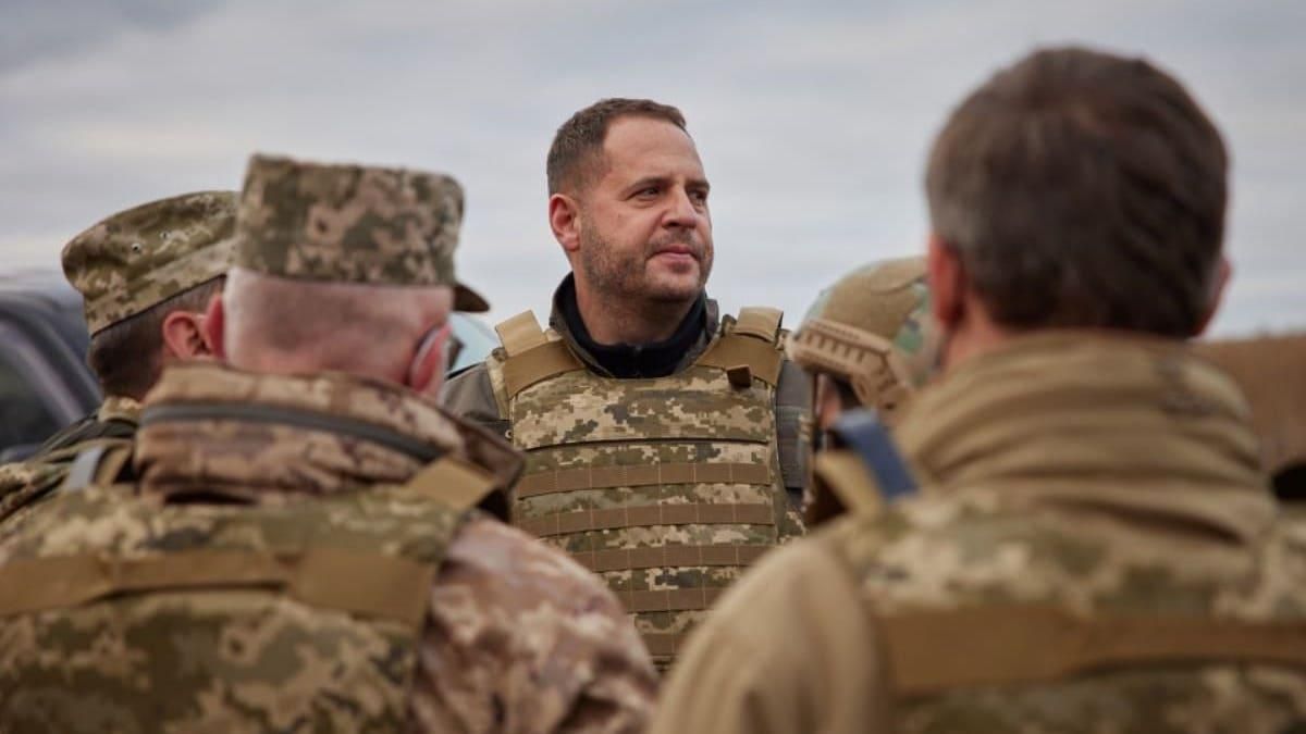 Ліки, гроші й десятки швидких: як працює гуманітарний штаб і що вже вдалося зробити - 24 Канал Ліки, гроші й десятки швидких: як працює гуманітарний штаб і що вже вдалося зробити - 24 Канал