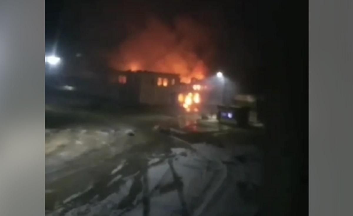 У Тростянці ворог обстріляв завод "Електробутприлад": загинули 3 людей, зокрема неповнолітній - 24 Канал У Тростянці ворог обстріляв завод "Електробутприлад": загинули 3 людей, зокрема неповнолітній - 24 Канал