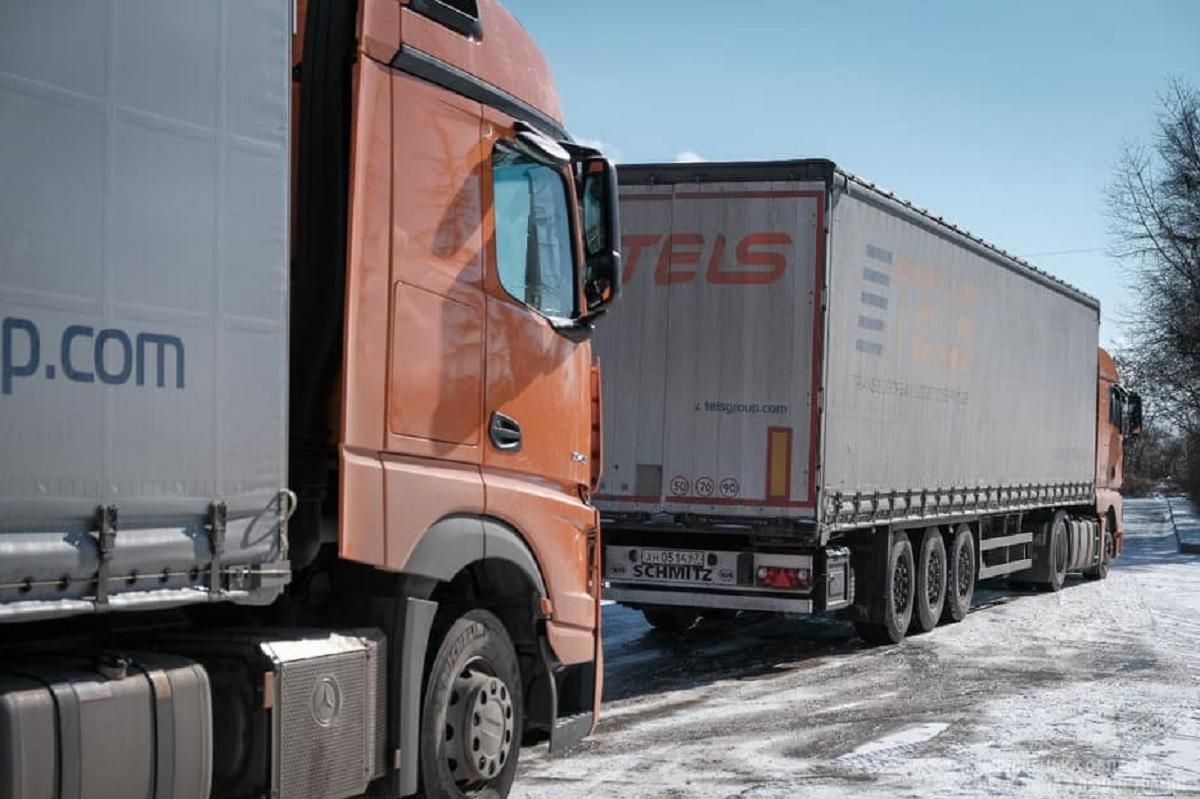 Пополняли склады оккупантов: на Буковине конфисковали 3 фуры на российских номерах Пополняли склады оккупантов: на Буковине конфисковали 3 фуры на российских номерах