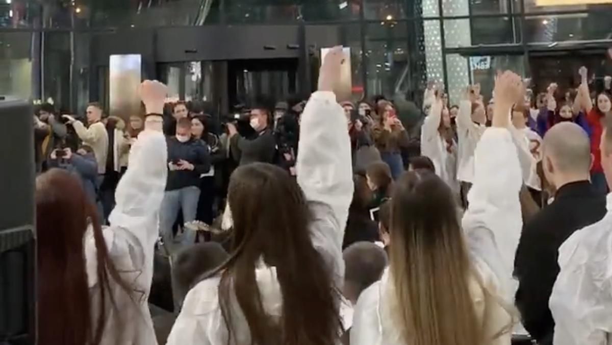 Флешмоб с ноткой нацизма: с криками "Вперед Россия" студенты в Казани "приветствовали Гитлера" - 24 Канал