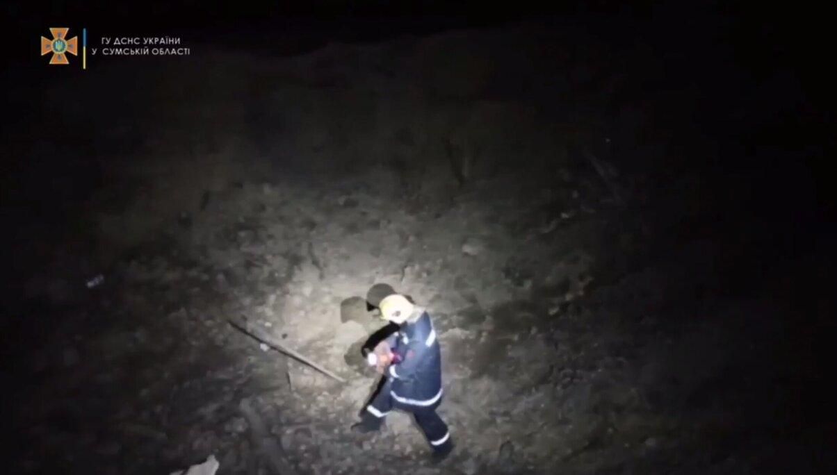 Спасатели показали большую воронку от авиаудара в Сумской области: чудом обошлось без жертв Спасатели показали большую воронку от авиаудара в Сумской области: чудом обошлось без жертв