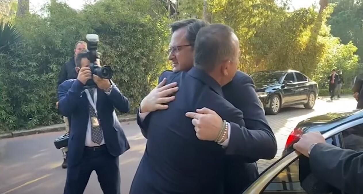 За несколько часов до переговоров: Кулебу тепло встретили в Анталии За несколько часов до переговоров: Кулебу тепло встретили в Анталии