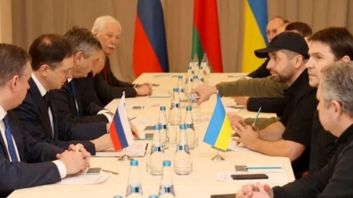 З якими вимогами росіяни прийшли на перемовини та як на них реагують українці З якими вимогами росіяни прийшли на перемовини та як на них реагують українці