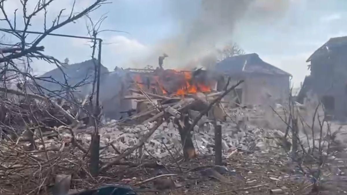 Російські окупанти обстрілюють Маріуполь: накривають вогнем житлові квартали - 24 Канал Російські окупанти обстрілюють Маріуполь: накривають вогнем житлові квартали - 24 Канал