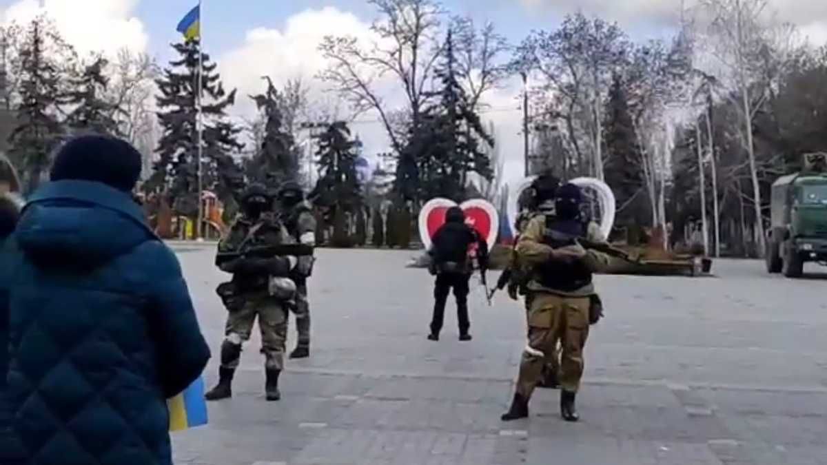 В Скадовске оккупанты покинули городской совет, но разместились в воинской части