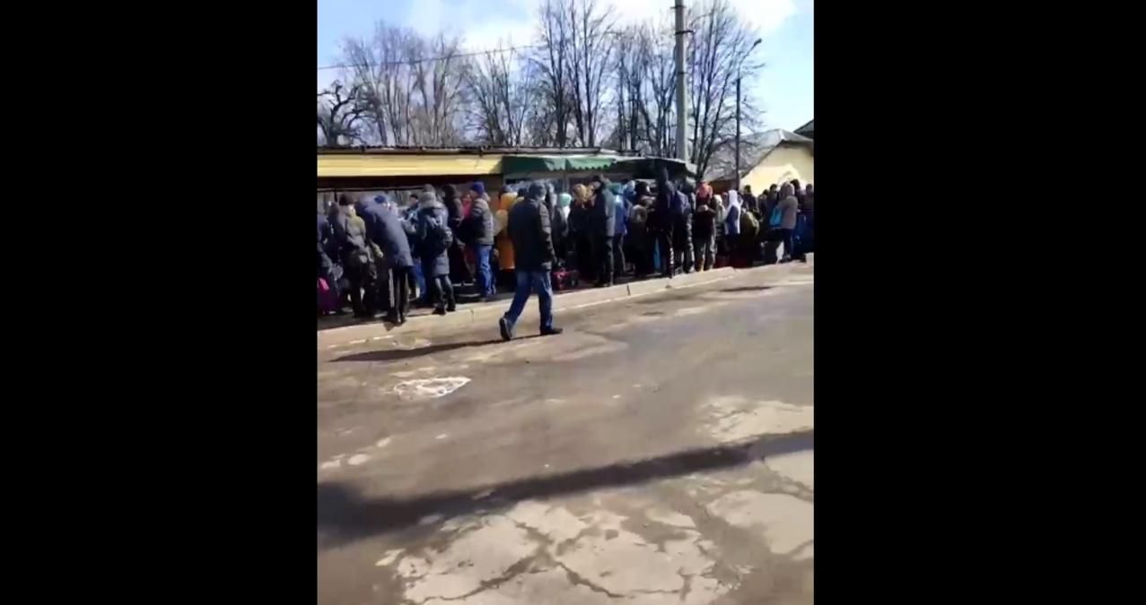 Кривой Рог: люди стоят в очередях на поезд и не обращают внимания на сирену Кривой Рог: люди стоят в очередях на поезд и не обращают внимания на сирену