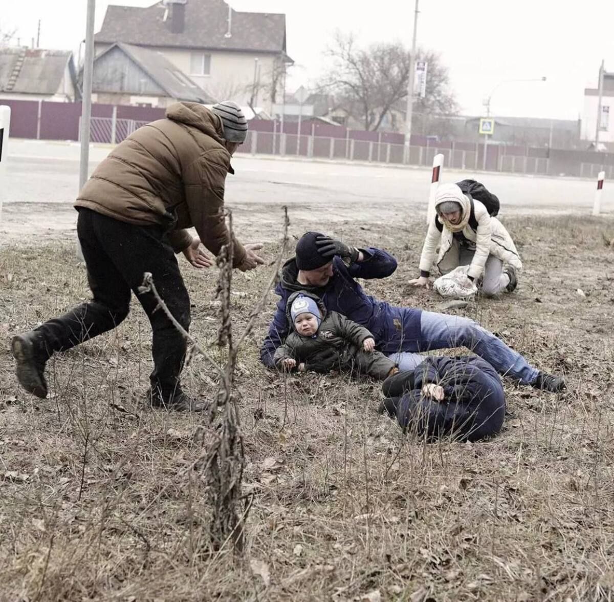 Сім'я намагається евакуюватись з Ірпеня: страшне фото - 24 Канал Сім'я намагається евакуюватись з Ірпеня: страшне фото - 24 Канал