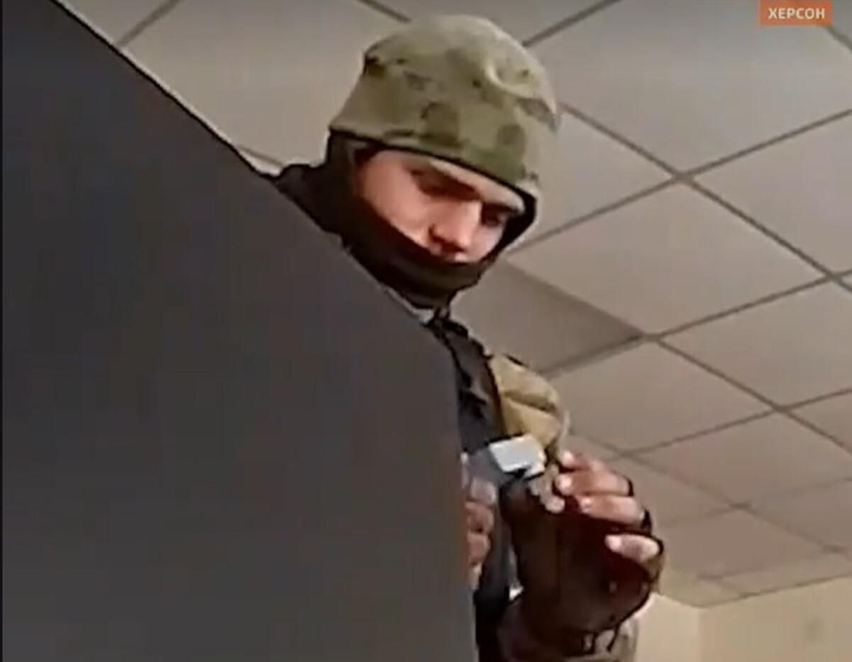 Орки зашли в один из херсонских офисов и удивляются технике: видеофакт Орки зашли в один из херсонских офисов и удивляются технике: видеофакт