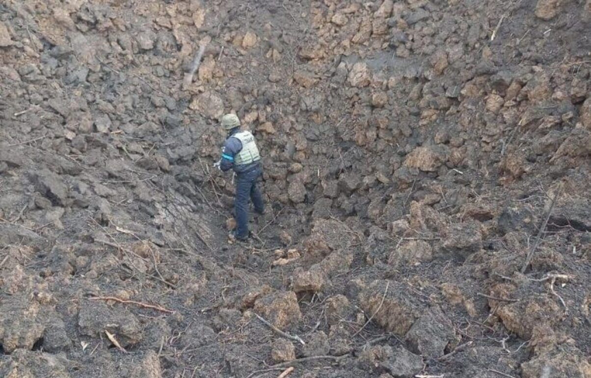 Величезна вирва у центрі міста: відео з наслідками обстрілів Маріуполя - 24 Канал Величезна вирва у центрі міста: відео з наслідками обстрілів Маріуполя - 24 Канал