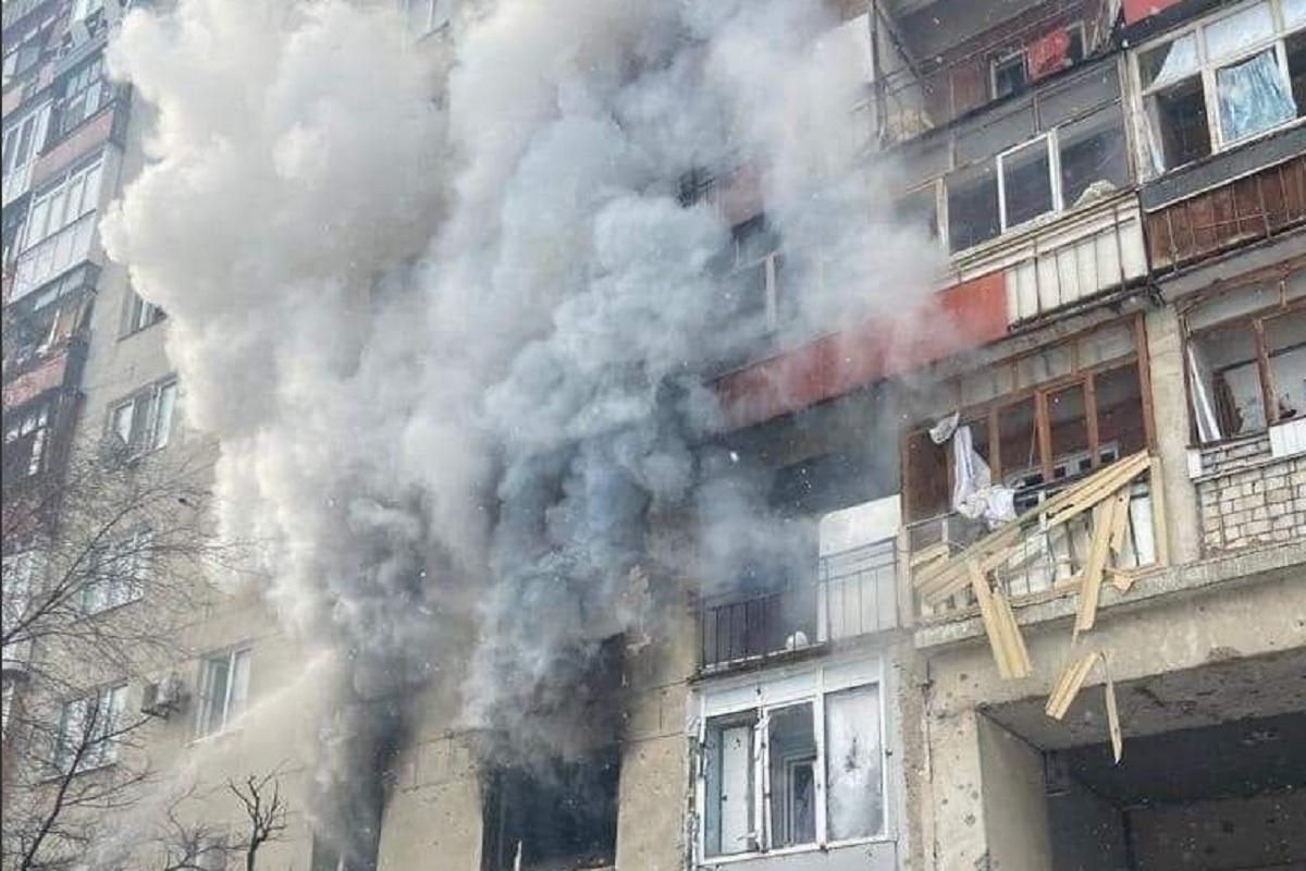 Масово горять квартири, є поранені й загиблий: ворог продовжує нещадно атакувати Луганщину - 24 Канал