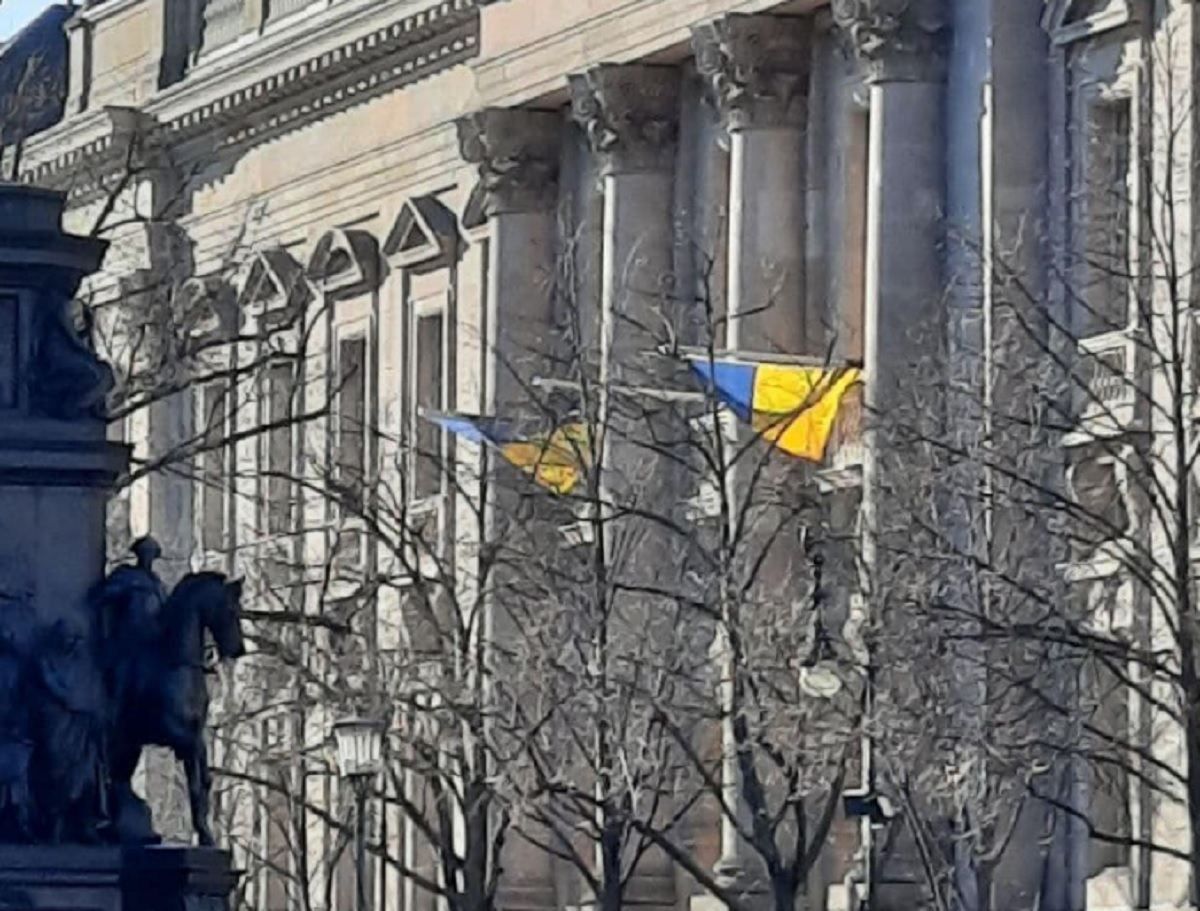 Німеччина підтримує Україну: Берлін – у синьо-жовтих прапорах - 24 Канал Німеччина підтримує Україну: Берлін – у синьо-жовтих прапорах - 24 Канал