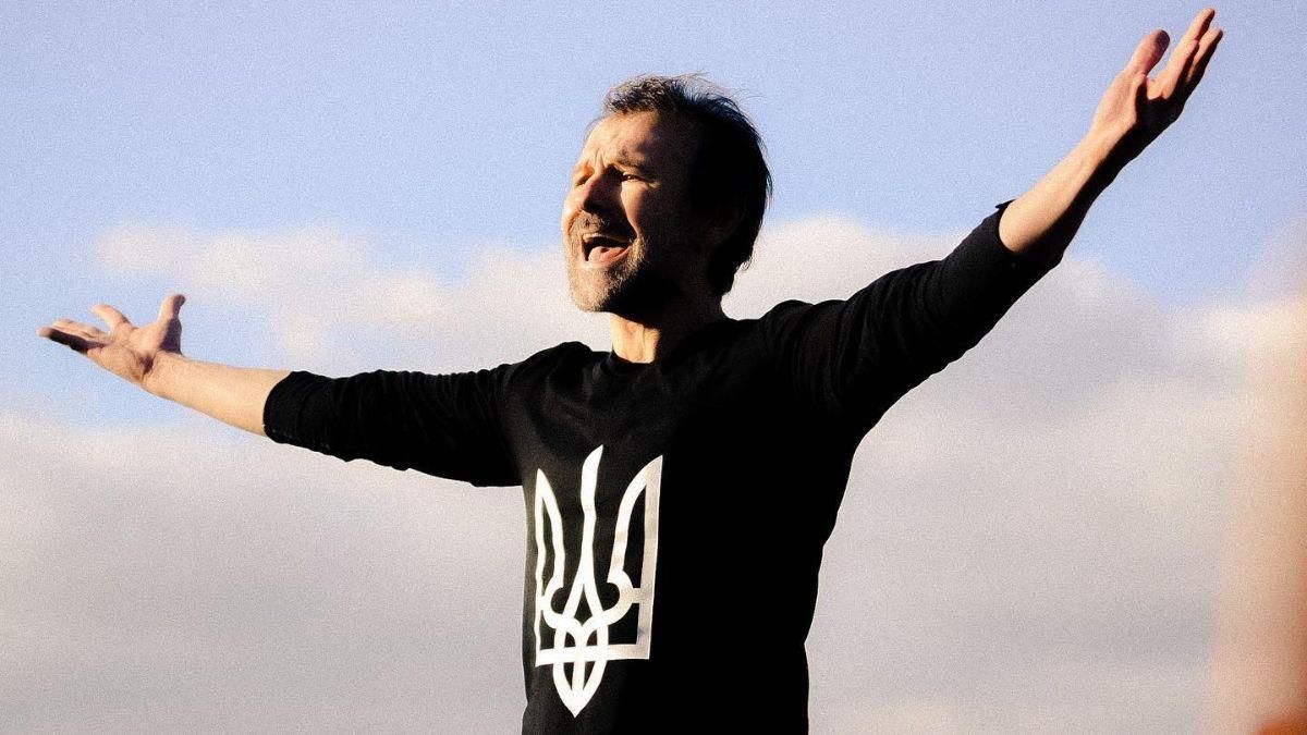 Святослав Вакарчук заспівав в Одесі перед забарикадованим пам'ятником Дюкові Рішельє
