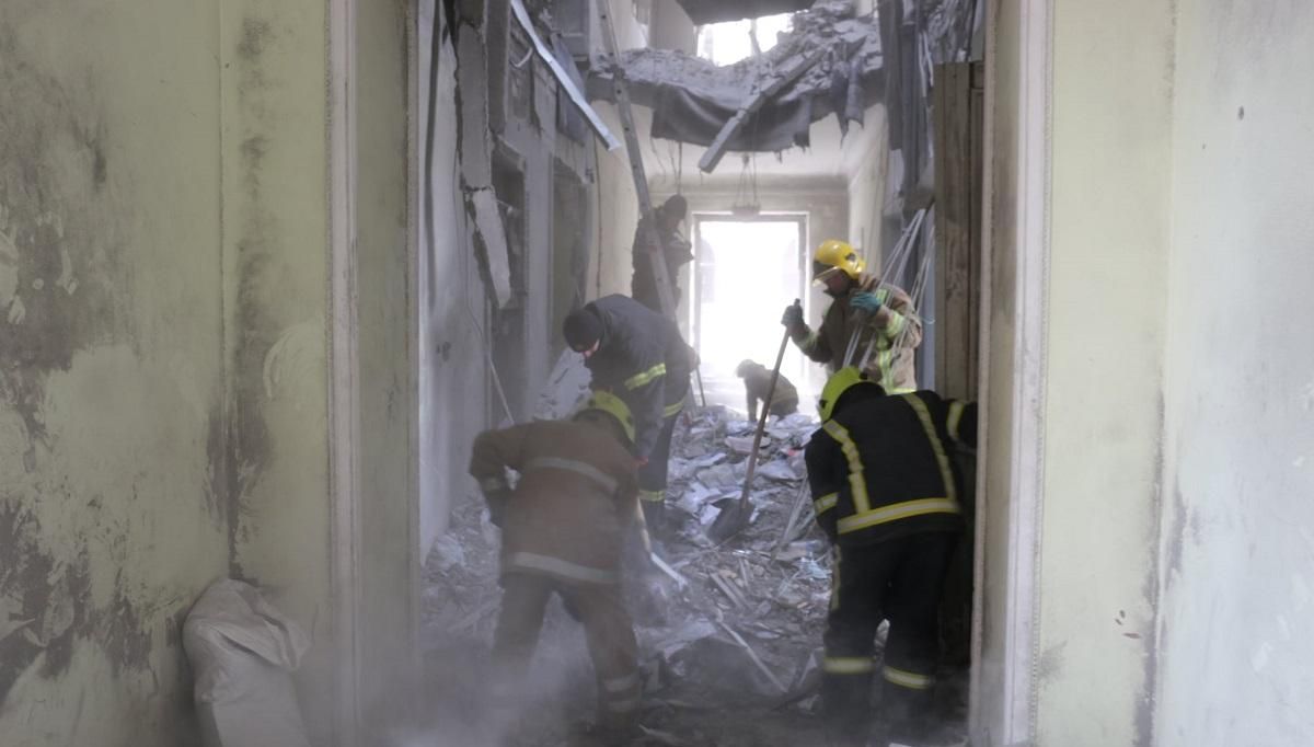 Рятувальники з Дніпра та Полтави приїхали у Харків, щоб розбирати завали та шукати загиблих - 24 Канал Рятувальники з Дніпра та Полтави приїхали у Харків, щоб розбирати завали та шукати загиблих - 24 Канал