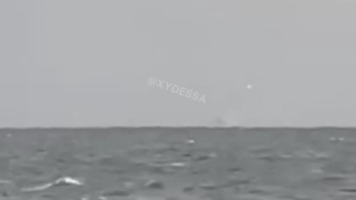 Російський корабель зробив 5 пострілів у небо над Одесою: з'явилося відео - 24 Канал