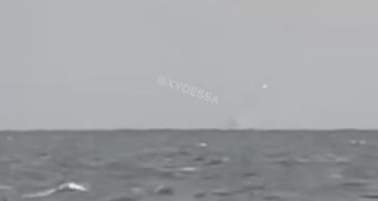 Российский корабль произвел 5 выстрелов в небо над Одессой: появилось видео