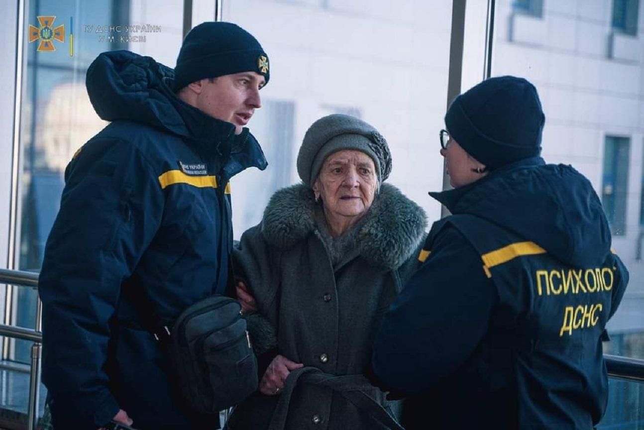 Столичні рятувальники зустрічають евакуйованих з Бучанського району Київщини - 24 Канал
