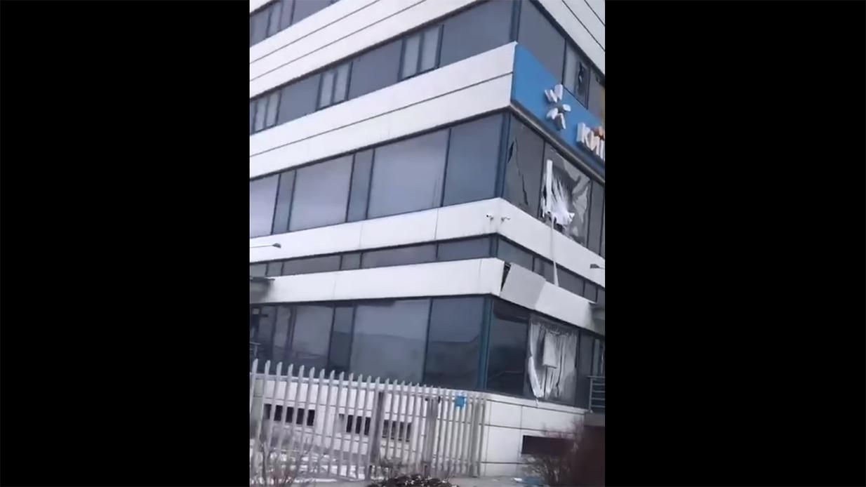 Люди ходили туди, щоб зателефонувати рідним: окупанти обстріляли офіс "Київстар" у Маріуполі - 24 Канал Люди ходили туди, щоб зателефонувати рідним: окупанти обстріляли офіс "Київстар" у Маріуполі - 24 Канал