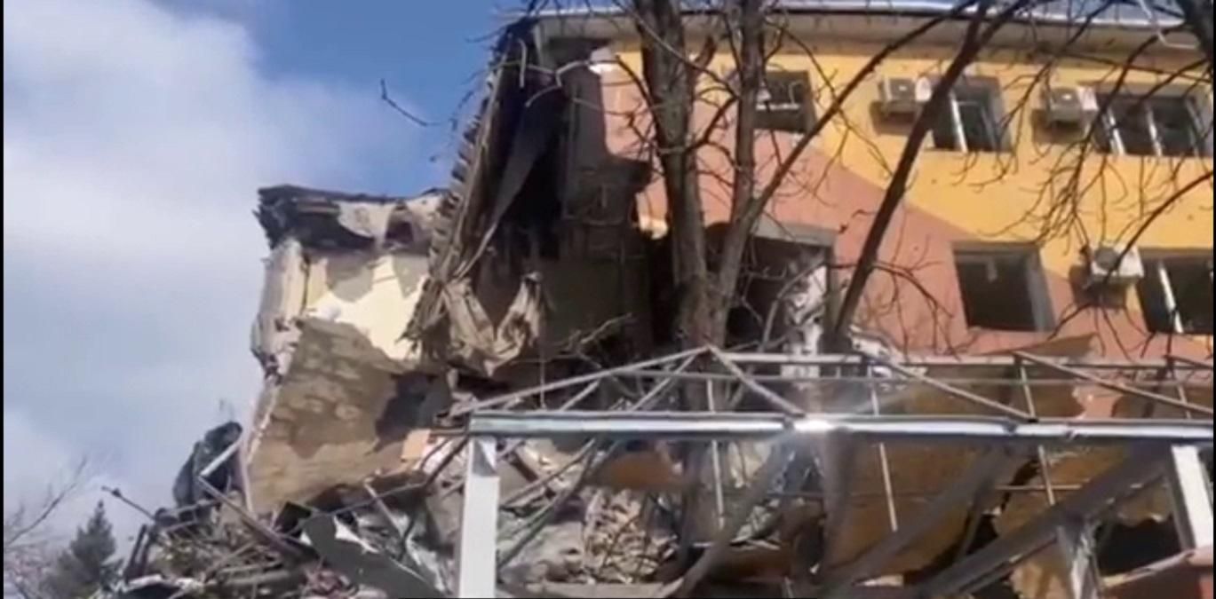Оккупанты разрушили здание ГСЧС в Мариуполе