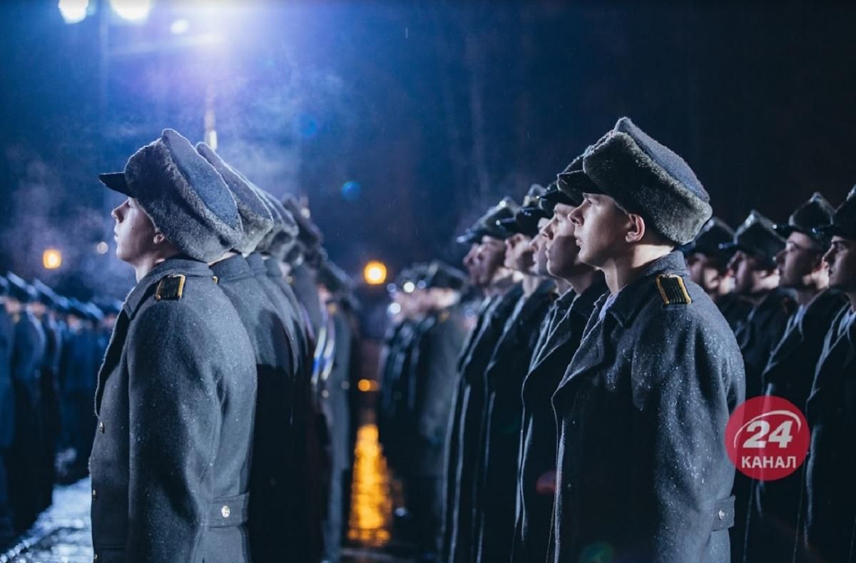 В России идет фейк, что "украинских военных пристегивают цепями, чтобы они не сложили оружие" - 24 Канал В России идет фейк, что "украинских военных пристегивают цепями, чтобы они не сложили оружие" - 24 Канал