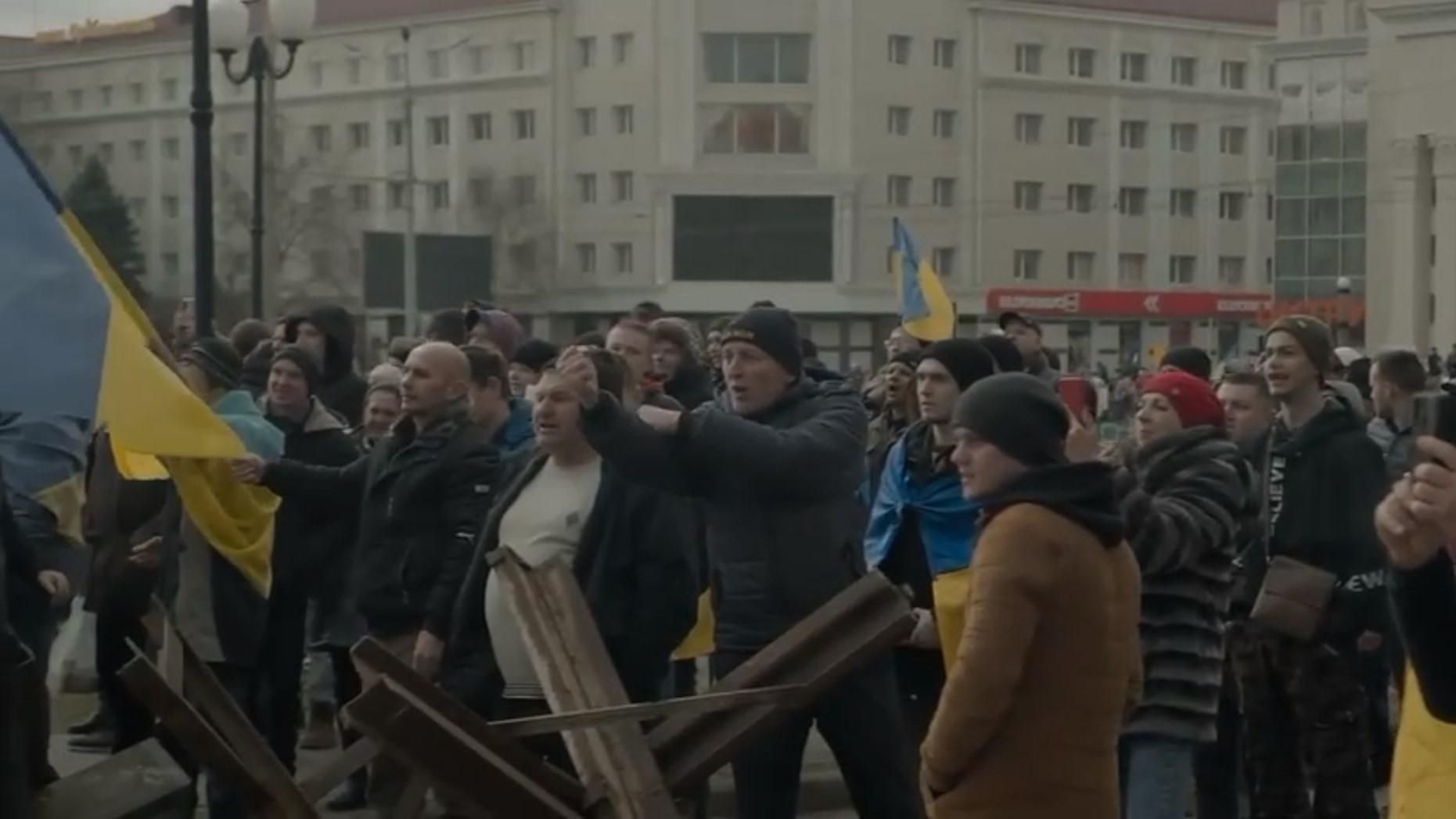 Как херсонцы противостоят российским оккупантам: вдохновляющее видео