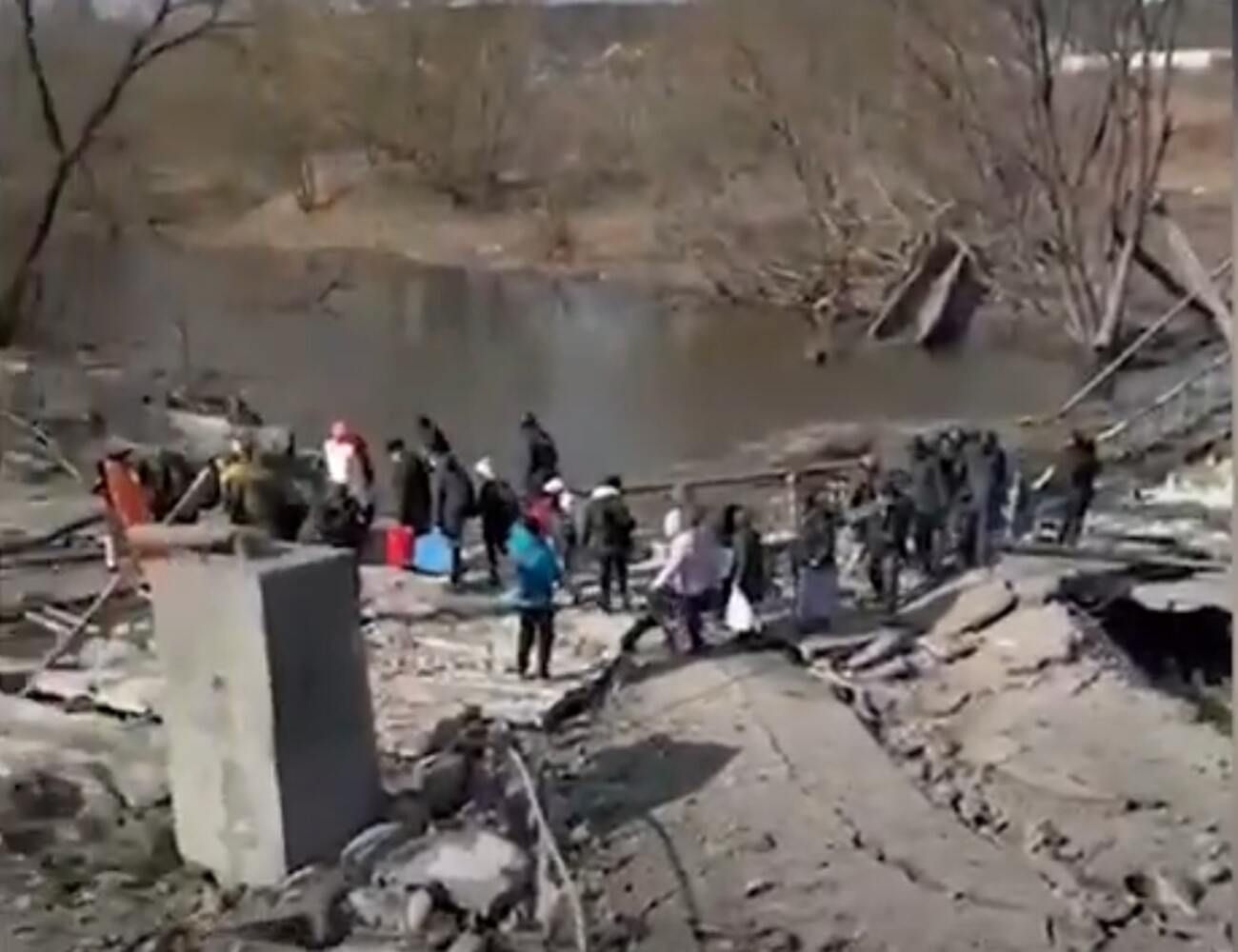 Понад 1000 людей, з яких 100 дітей врятувані з-під Романівського мосту на Київщині - 24 Канал Понад 1000 людей, з яких 100 дітей врятувані з-під Романівського мосту на Київщині - 24 Канал