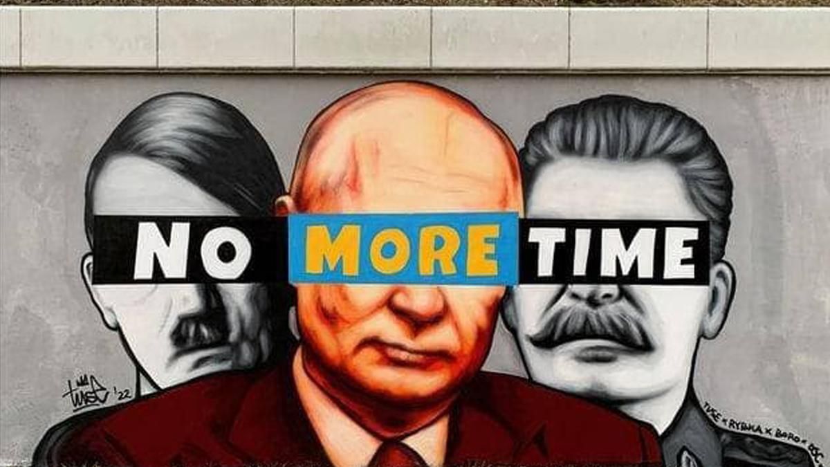 Путин между Сталином и Гитлером: в Гданьске сделали новый мурал против войны - 24 Канал