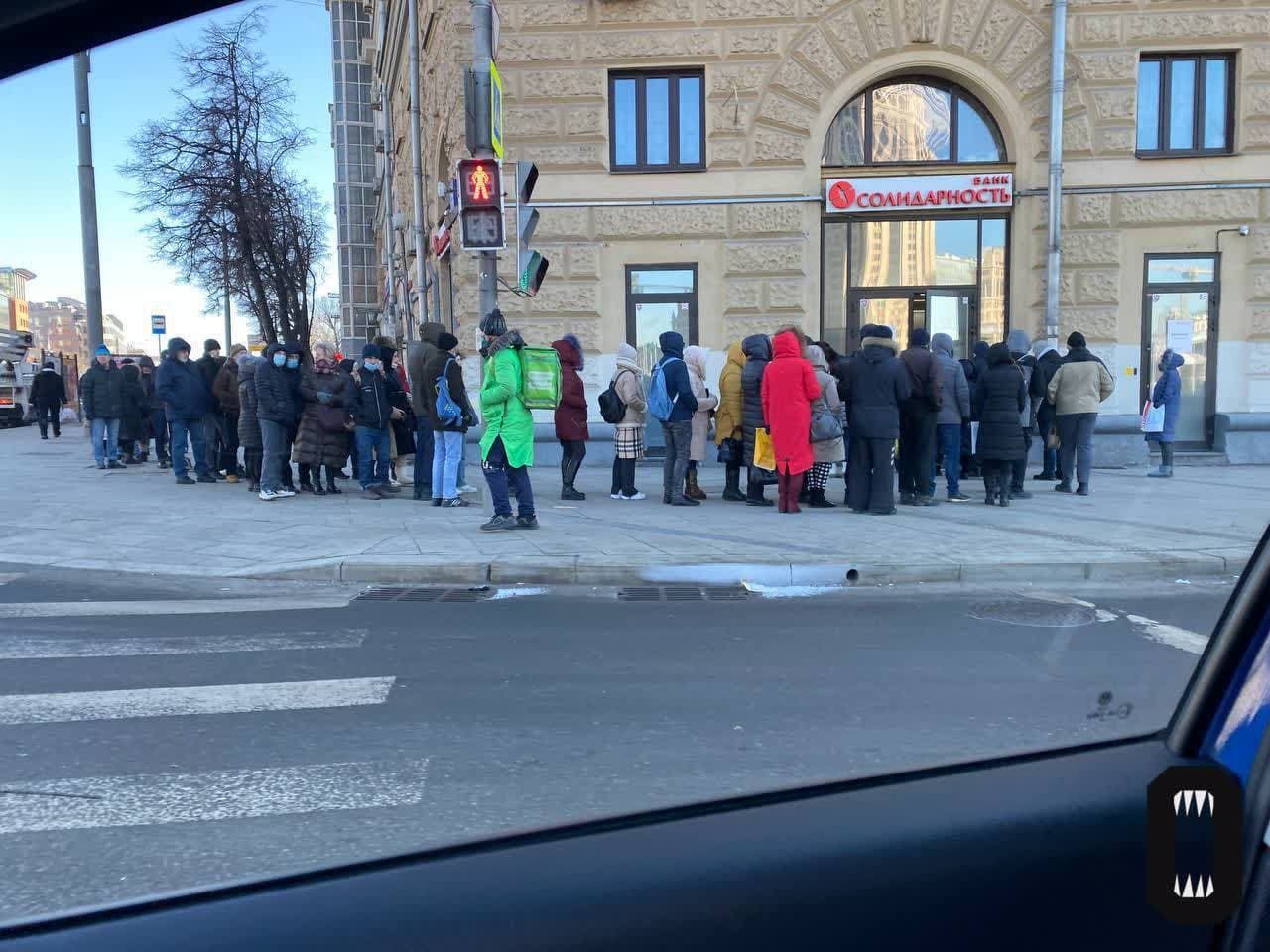 Черги не зменшуються: люди продовжують атакувати банкомати в Москві - 24 Канал