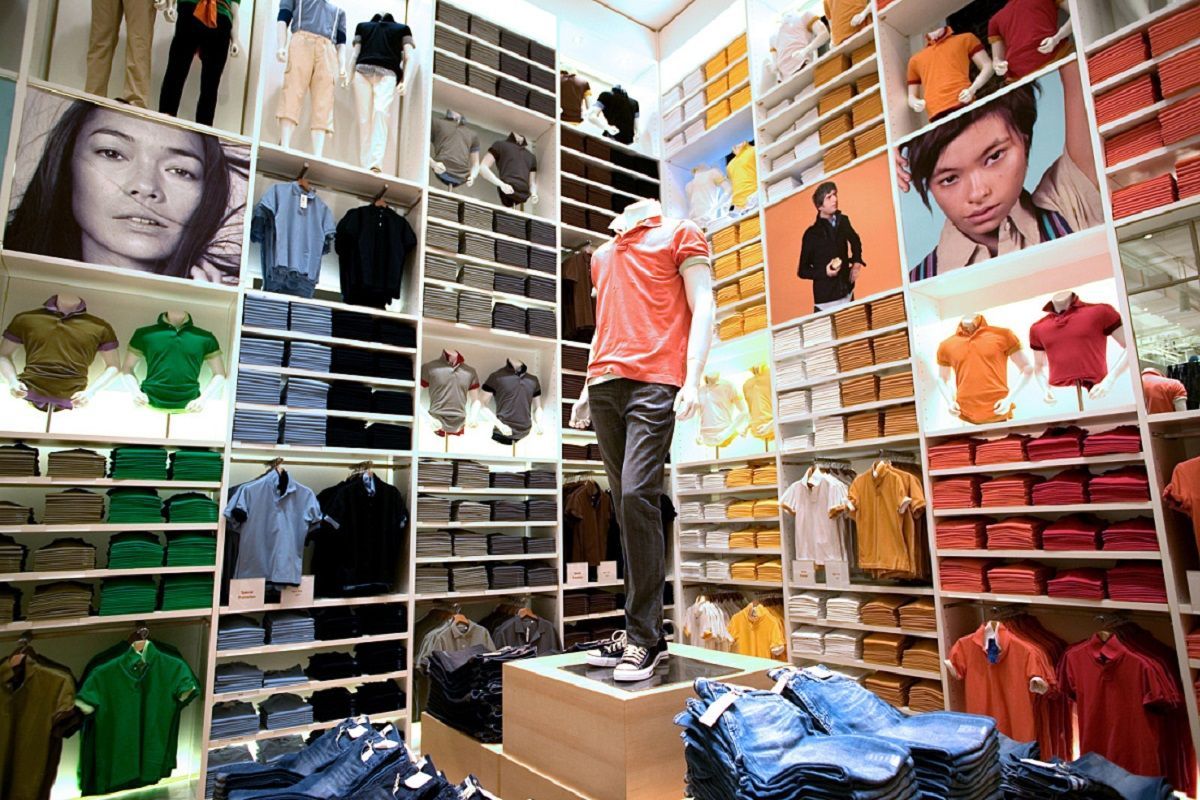 Россияне, Кремль в другом направлении: москвичи штурмуют магазины одежды UNIQLO Россияне, Кремль в другом направлении: москвичи штурмуют магазины одежды UNIQLO