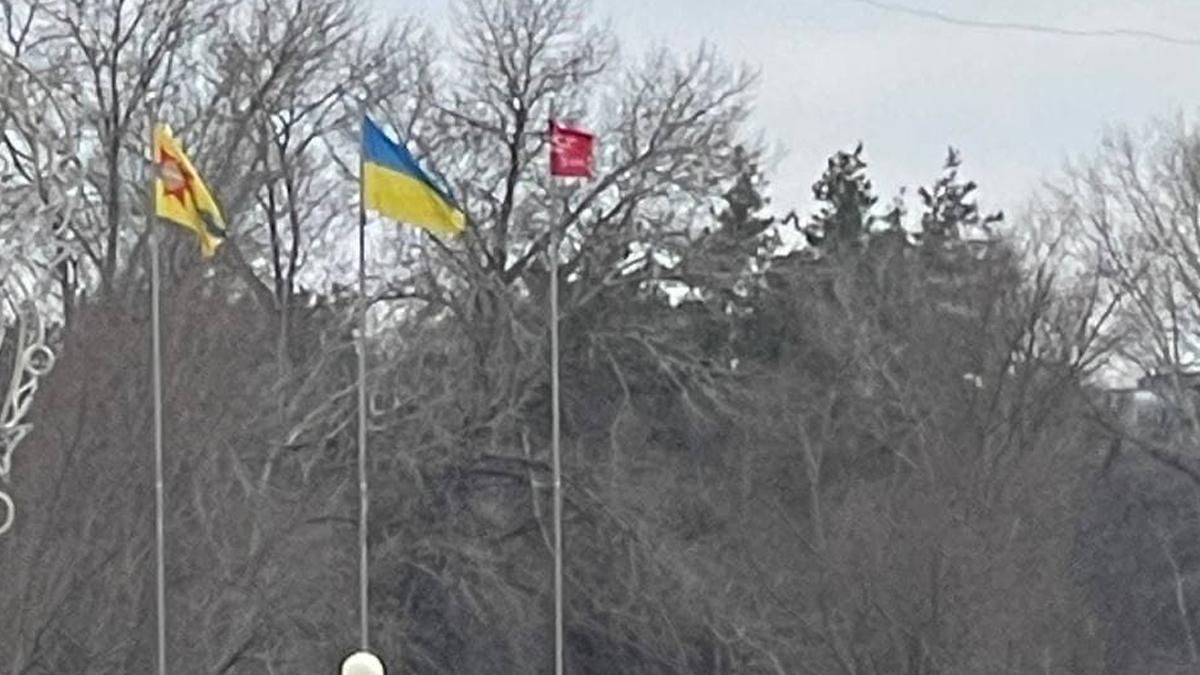 Окупанти повісили червону ганчірку замість прапора ЄС в Енергодарі - 24 Канал Окупанти повісили червону ганчірку замість прапора ЄС в Енергодарі - 24 Канал