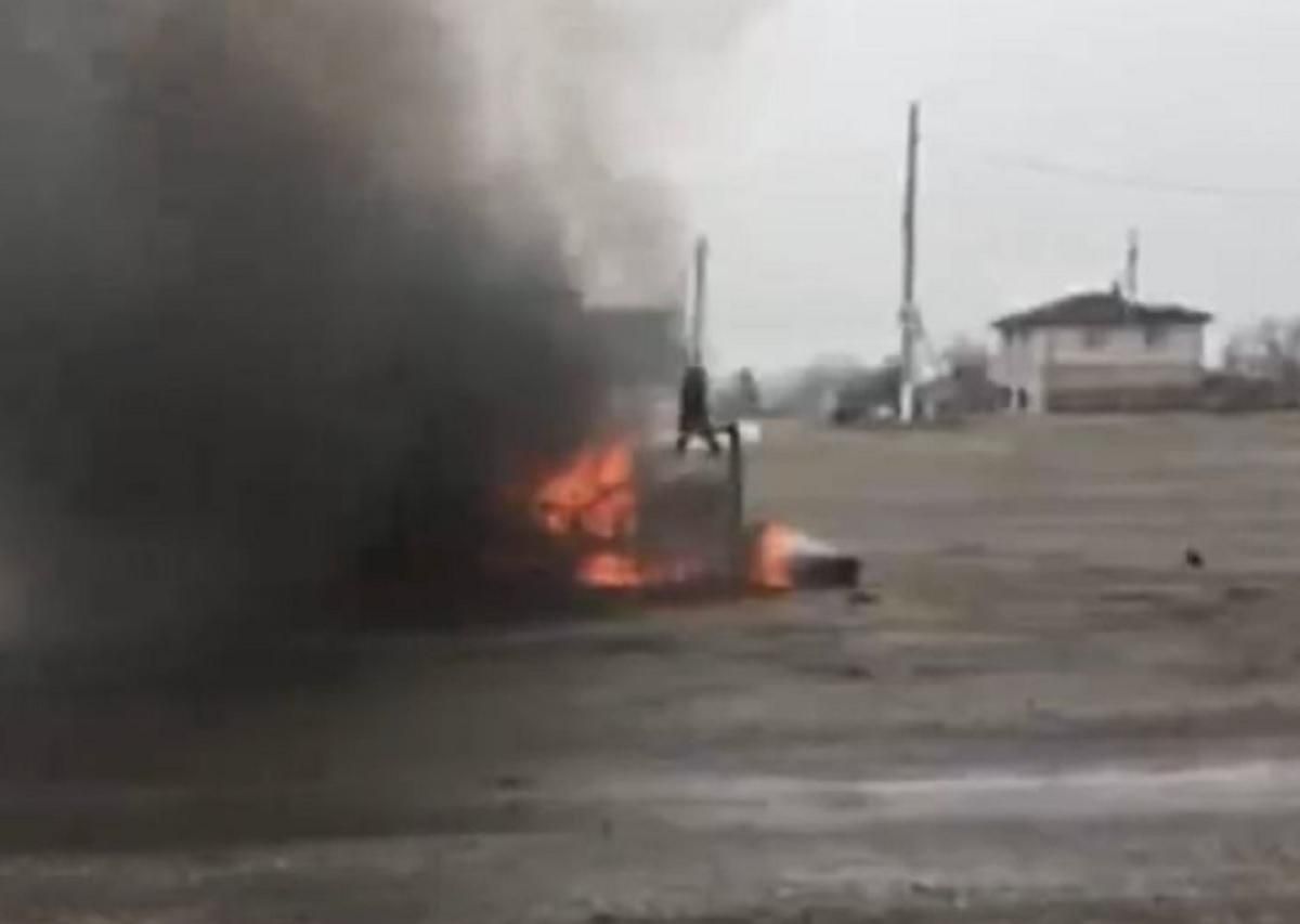 На Херсонщині росіяни розстріляли авто, воно дотла згоріло: загинула жінка - 24 Канал
