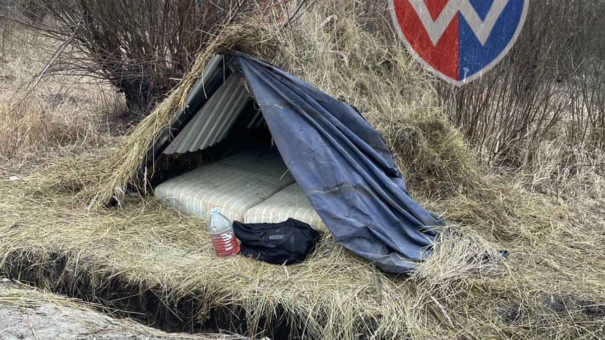 Шалаш из металла и травы: украинские военные показали, как живут оккупанты Шалаш из металла и травы: украинские военные показали, как живут оккупанты