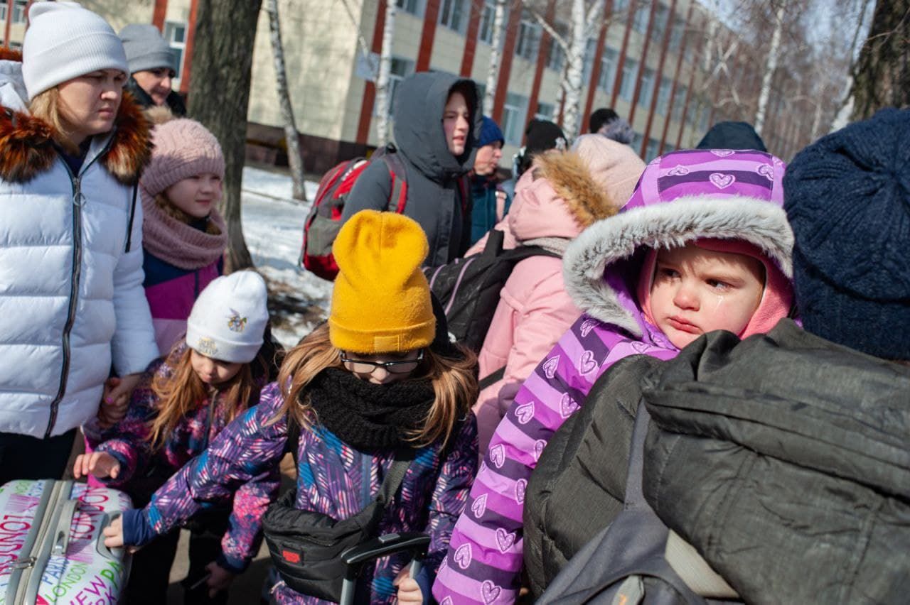 Евакуація із Сум "зеленим коридором": зворушливі фото - 24 Канал Евакуація із Сум "зеленим коридором": зворушливі фото - 24 Канал