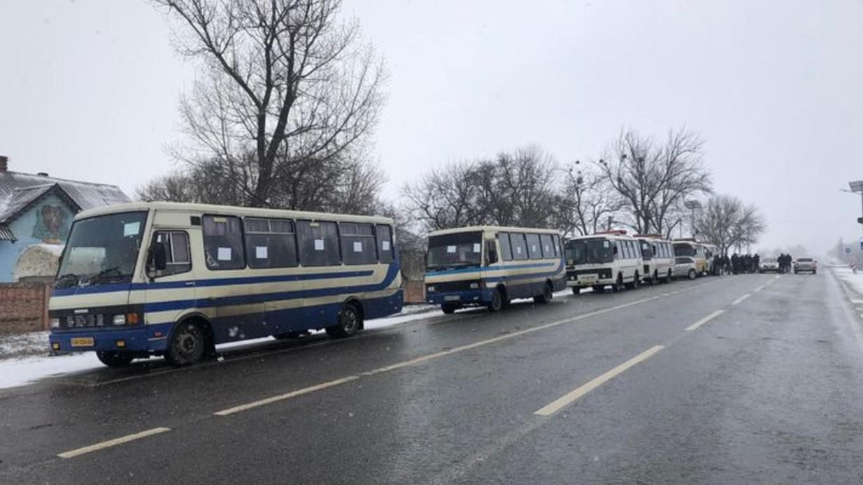 Несмотря на российские обстрелы из Изюма, удалось эвакуировать более 1400 человек Несмотря на российские обстрелы из Изюма, удалось эвакуировать более 1400 человек